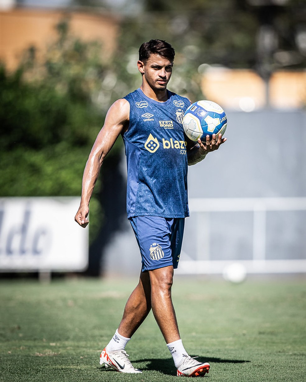 Weslley Patati durante treino do Santos no CT Rei Pelé — Foto: Raul Baretta/ Santos FC