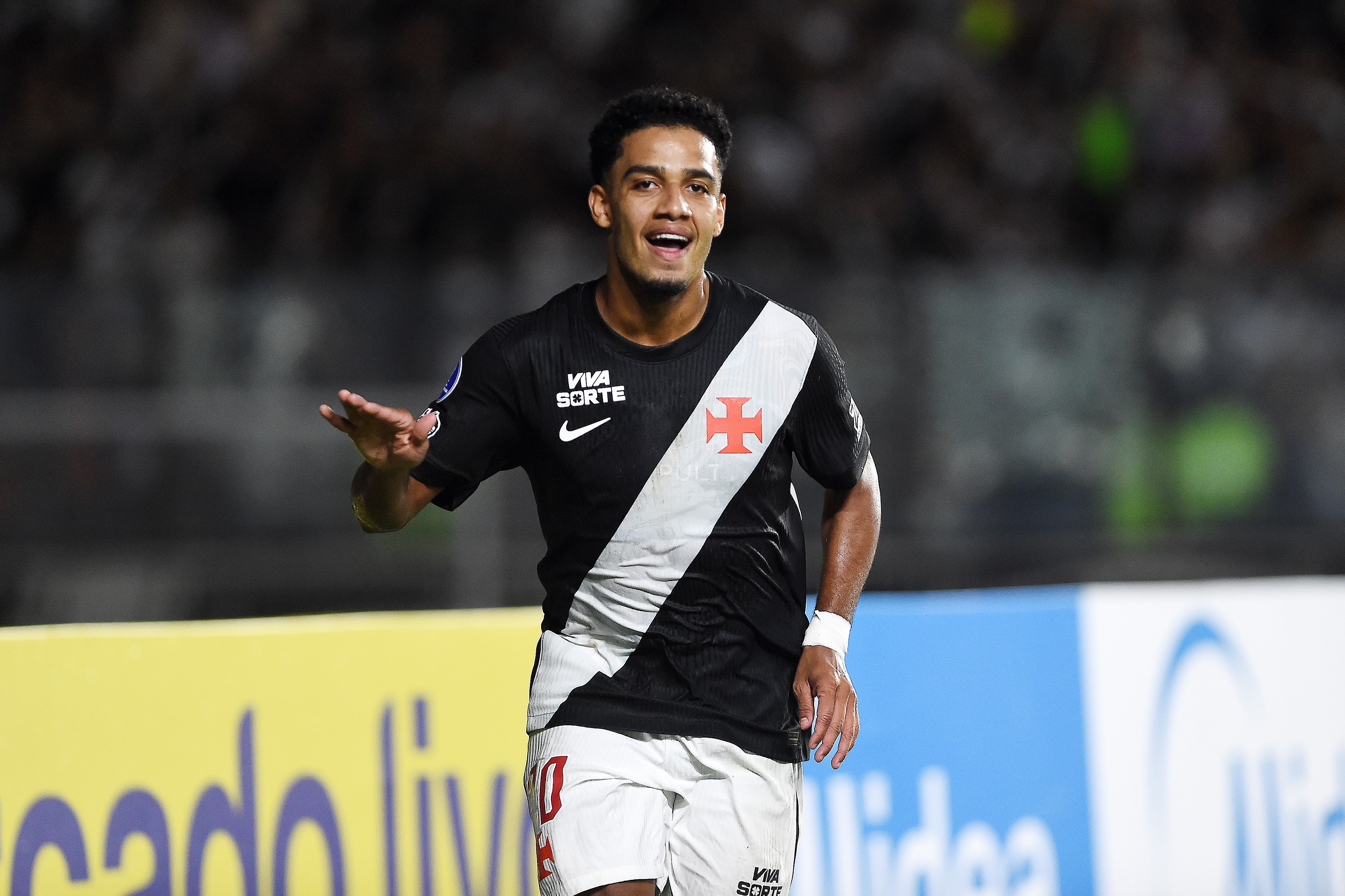 Brenner já teve fama de carrasco do Flamengo e pode ser trunfo do Vasco no clássico