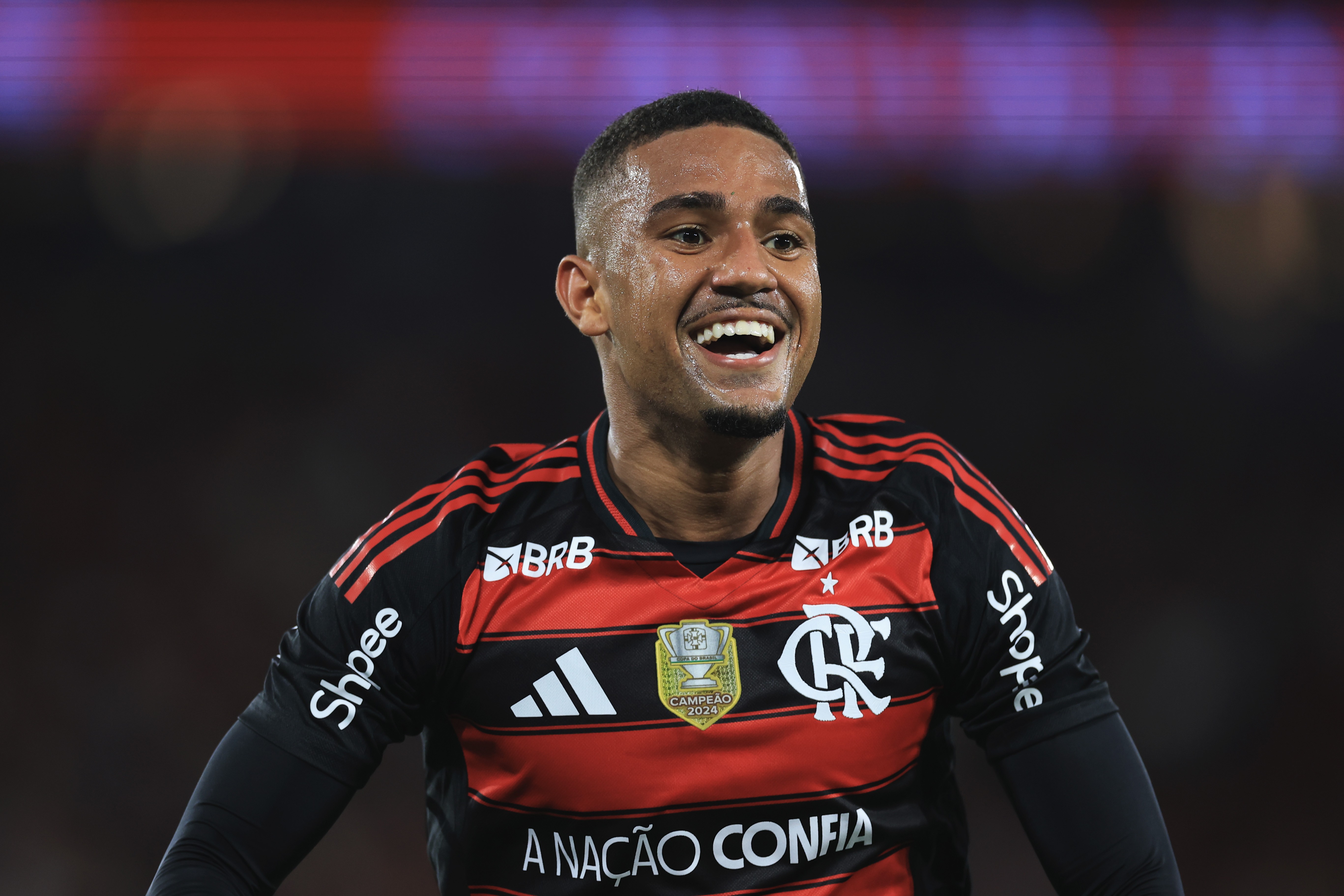 Contratação mais cara do Flamengo, Samuel Lino estreia em clássicos após início animador