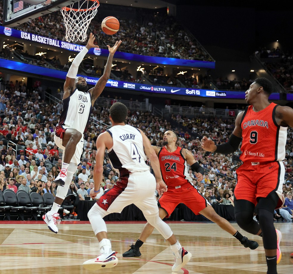 Ponte aérea de Curry para LeBron na vitória dos EUA sobre o Canadá — Foto: Ethan Miller/Getty Images