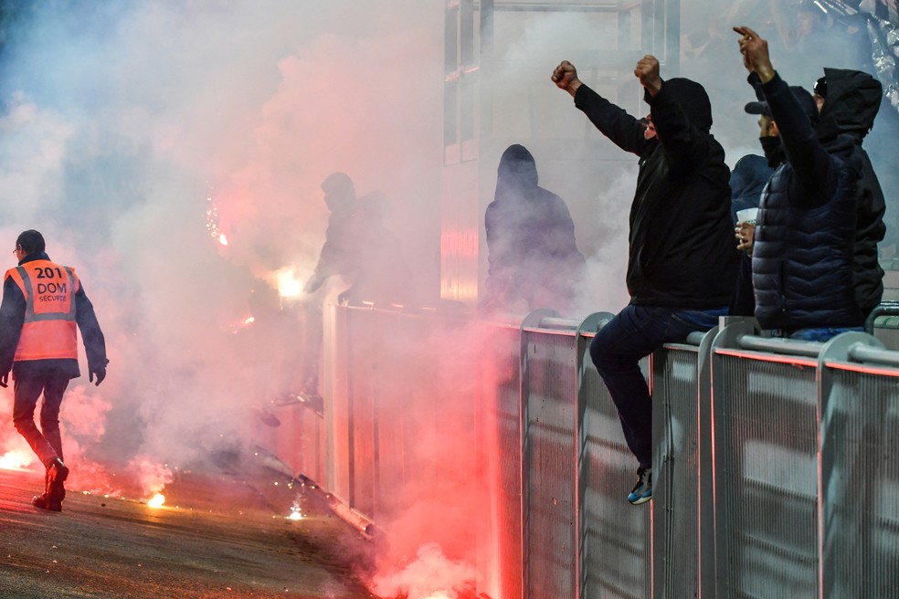 Torcedores do Nice atiram objetos no campo, invadem, brigam e param jogo  contra Olympique, futebol francês