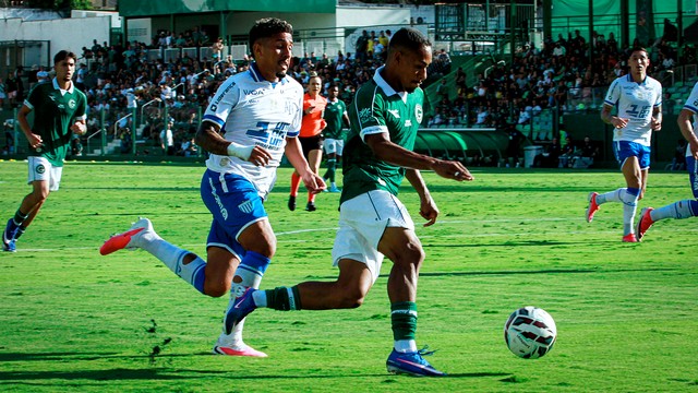Jean Carlos tenta jogada para o Goiás