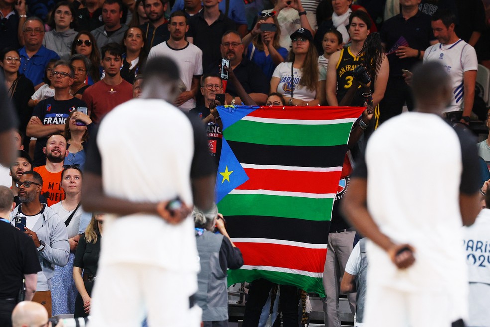 Jogadores do Sudão do Sul na hora do hino do país na estreia no basquete masculino das Olimpíadas de Paris 2024, contra Porto Rico — Foto: REUTERS/Brian Snyder