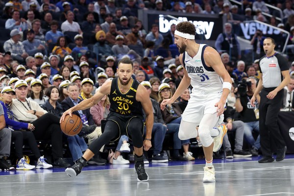 Stephen Curry e Klay Thompson em lados opostos Warriors x Mavericks — Foto: Getty Images