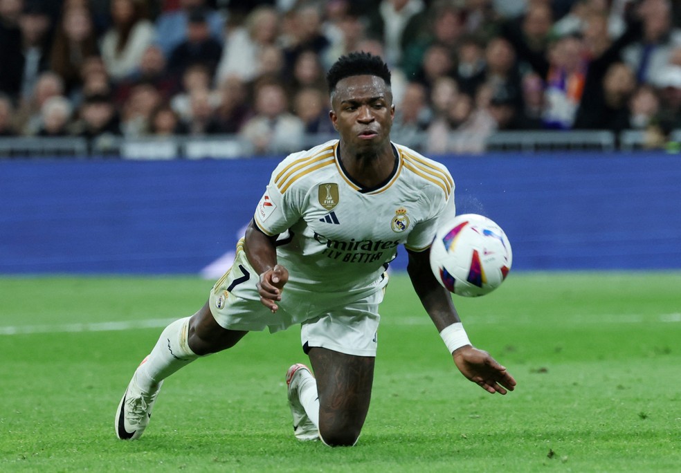 Vini Jr marca de peito em Real Madrid x Valencia, na LaLiga — Foto: REUTERS/Isabel Infantes
