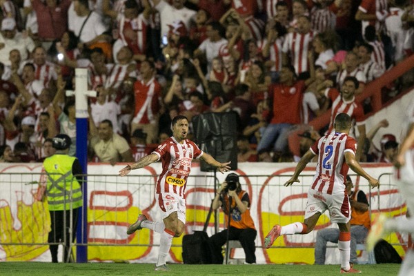 Hélio Borges marca gol em Náutico x Brusque — Foto: Marlon Costa/AGIF