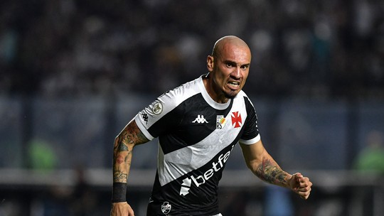 Algoz do Atlético-MG no passado, Maicon busca no Vasco primeiro título no Brasil