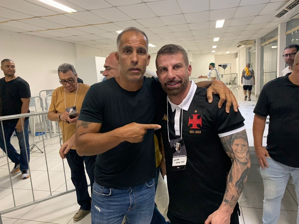 Felipe comemora a vitória de Pedrinho na eleição do Vasco — Foto: Marcelo Baltar