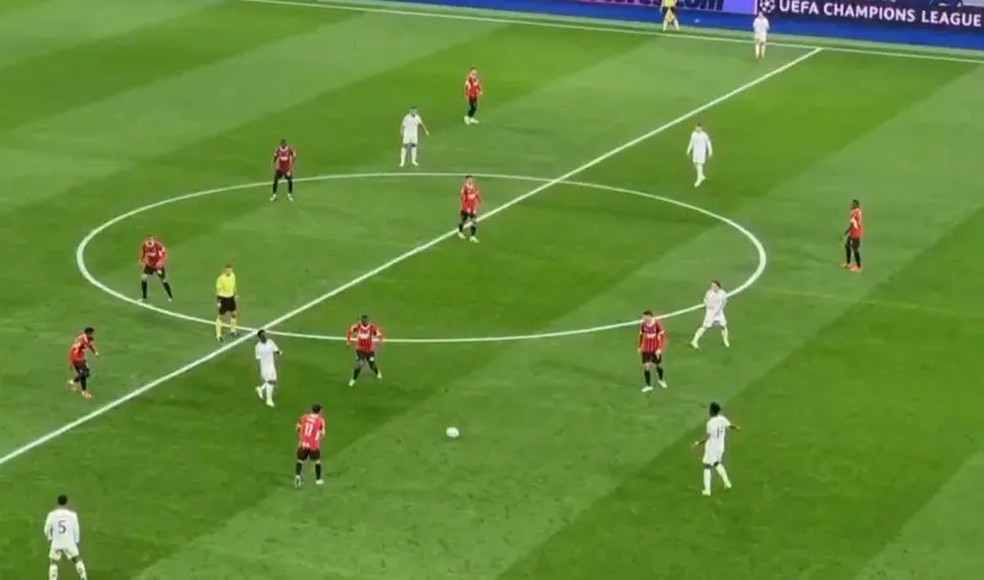 Imagem mostra jogadores do Real Madrid no início do segundo gol do Milan — Foto: Reprodução