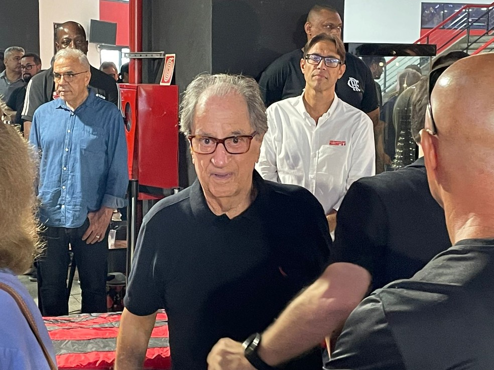 Jos&eacute; Carlos Ara&uacute;jo no vel&oacute;rio de Apolinho &mdash; Foto: Fred Gomes