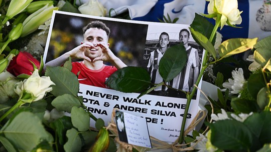 Liverpool pagará restante de contrato de Diogo Jota à família - Familiares e companheiros se despediram do atacante