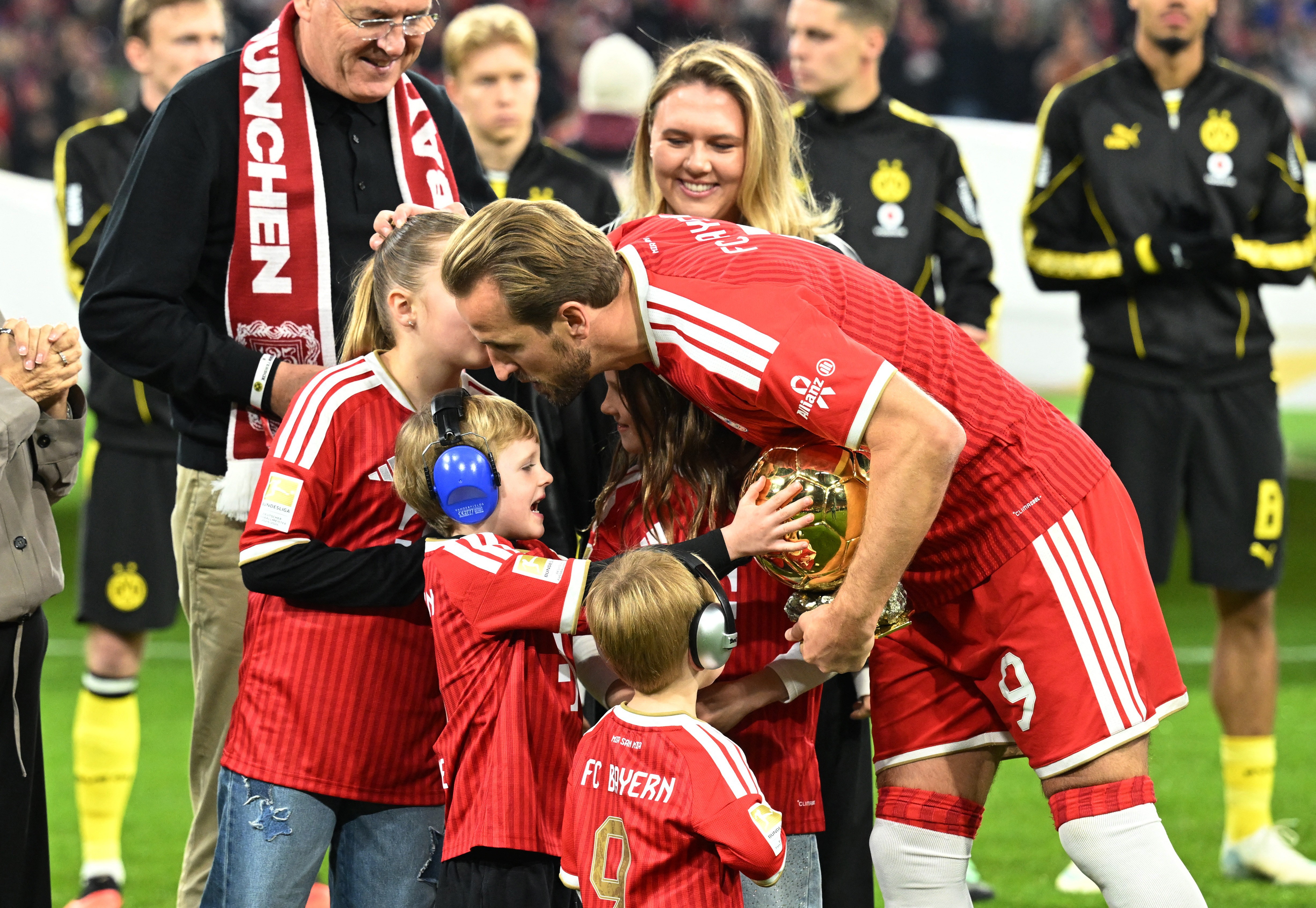 Harry Kane apresenta a Bola de Ouro à torcida do Bayern de Munique antes de clássico alemão
