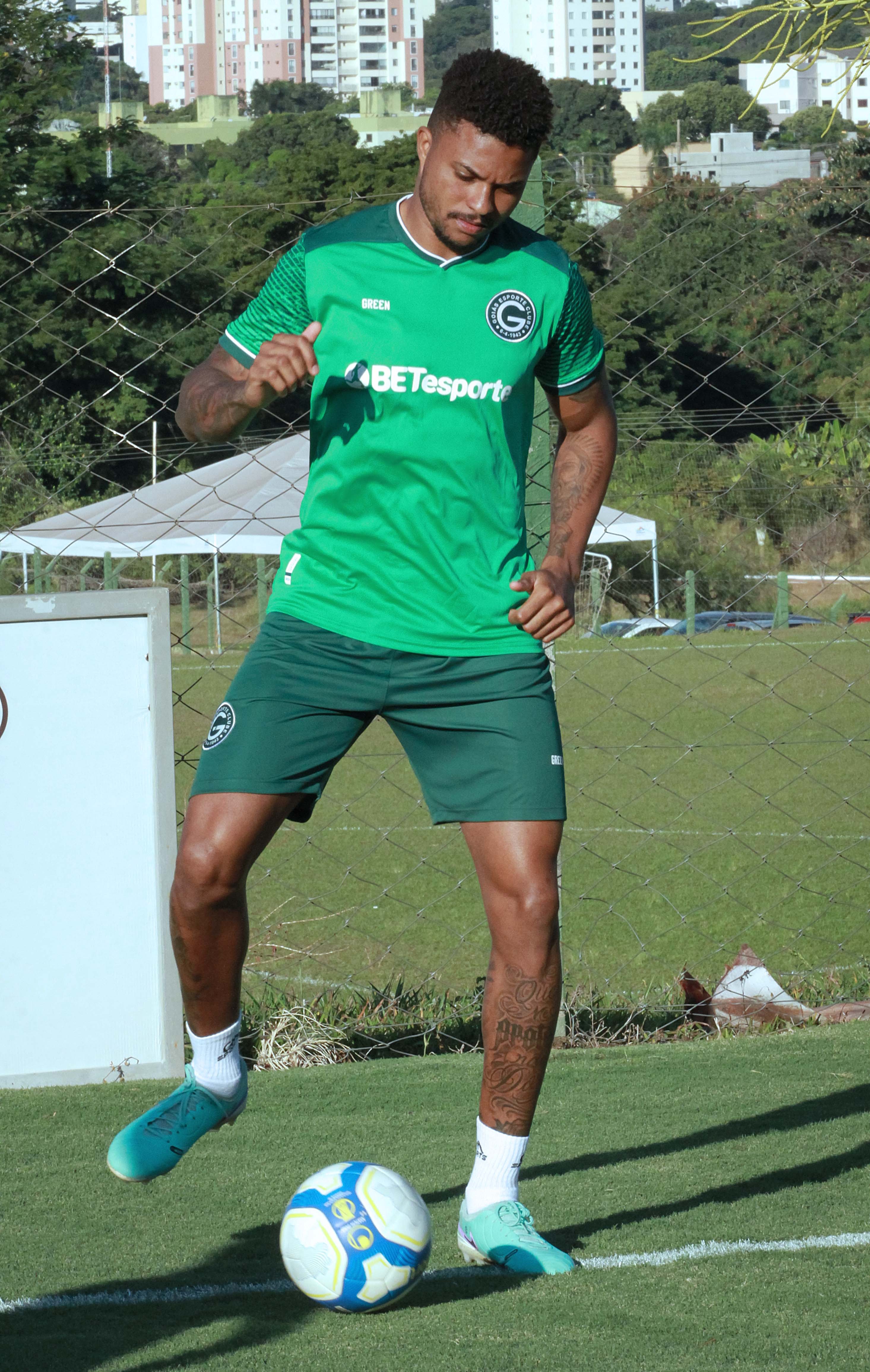 De volta após suspensão, Lucas Ribeiro prega vitória em casa para Goiás ...