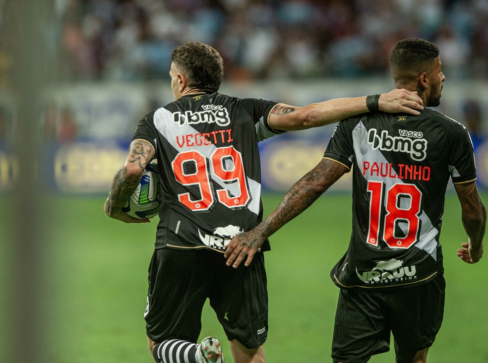 Vegetti e Paulinho comemoram gol em Bahia x Vasco � Foto: Jhony Pinho/AGIF