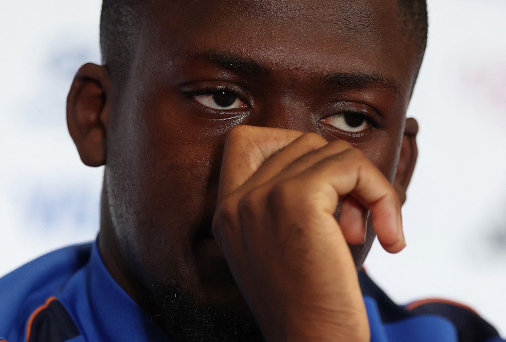Konaté com cara de poucos amigos em entrevista coletiva da França — Foto: REUTERS/Paul Childs