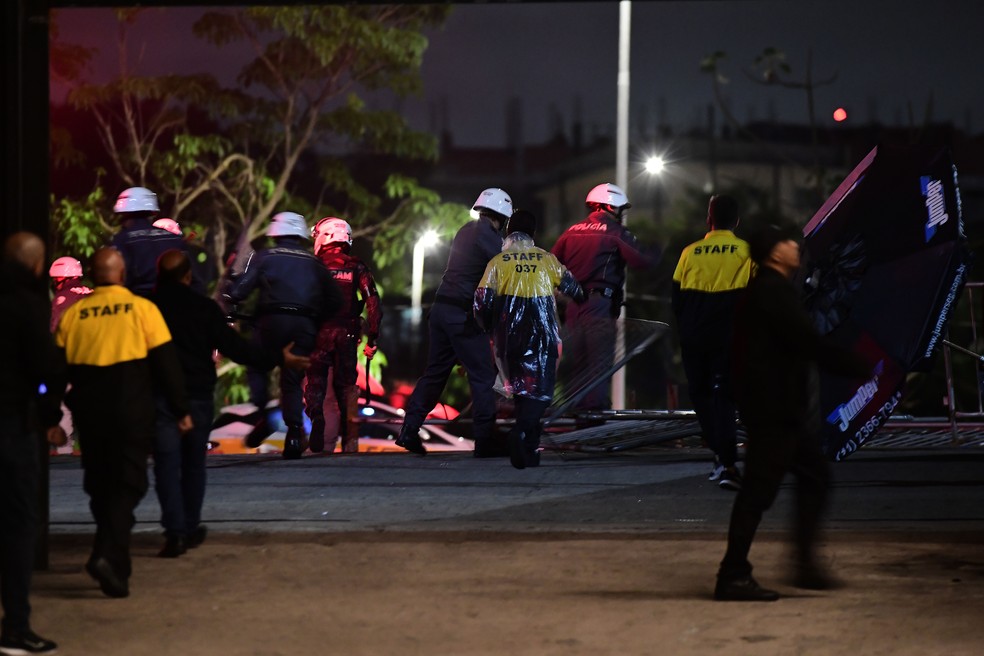 Ação da Polícia após Corinthians x Bahia — Foto: Marcos Ribolli