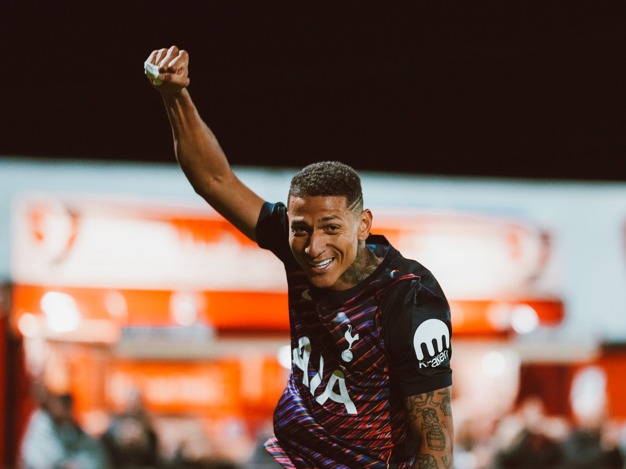 Richarlison é titular e faz gol em jogo da equipe sub-21 do Tottenham