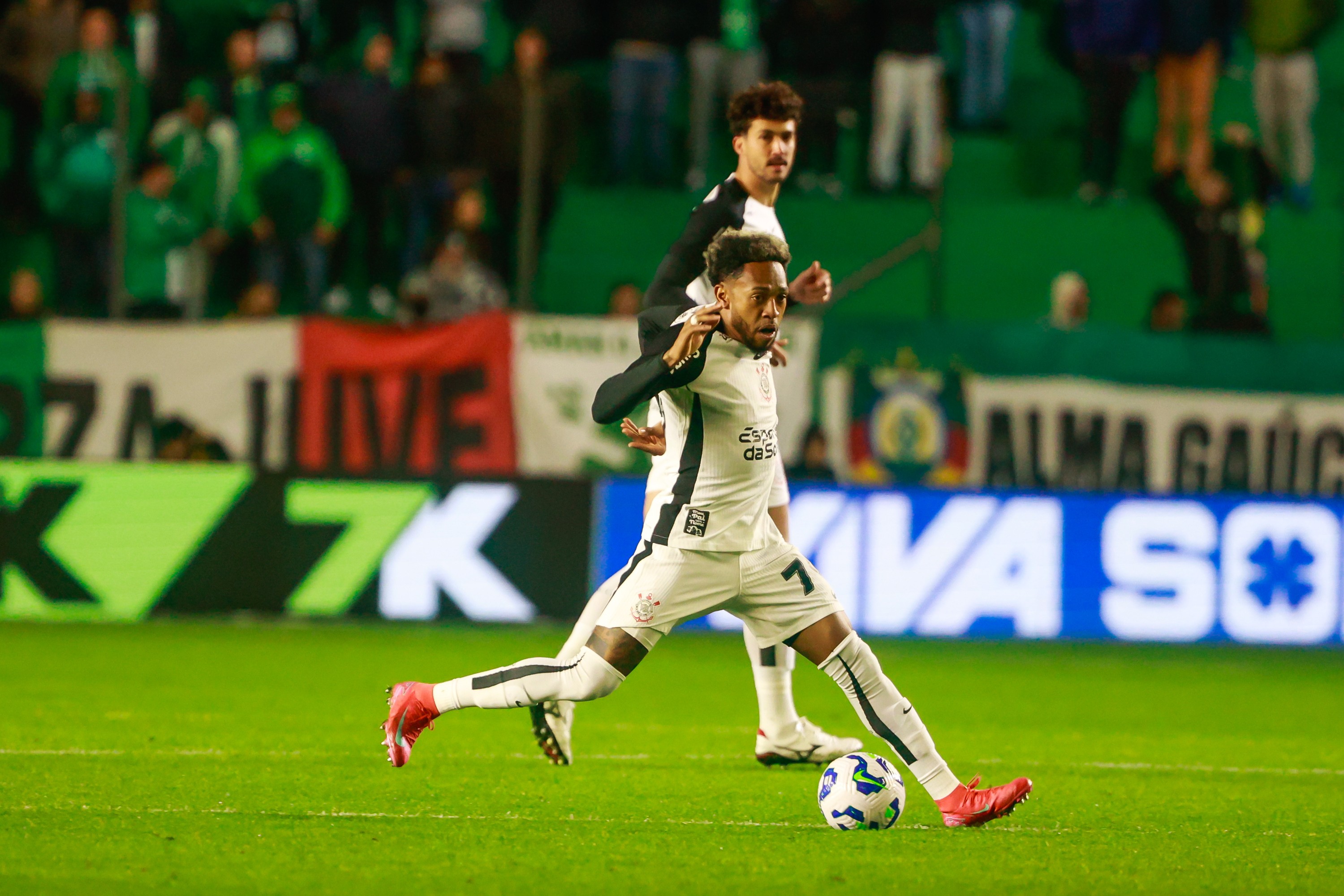 CRISE AUMENTA! Timão amarga 5 jogos sem vitória e encosta na zona de rebaixamento!