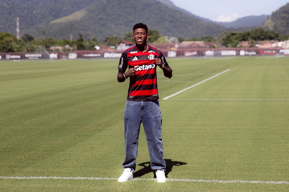 Vitão em sua apresentação no Flamengo — Foto: Adriano Fontes / Flamengo
