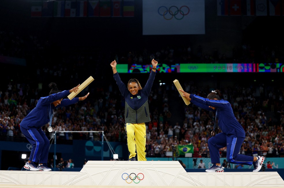 Rebeca Andrade é reverenciada no pódio após ouro olímpico — Foto: Reuters