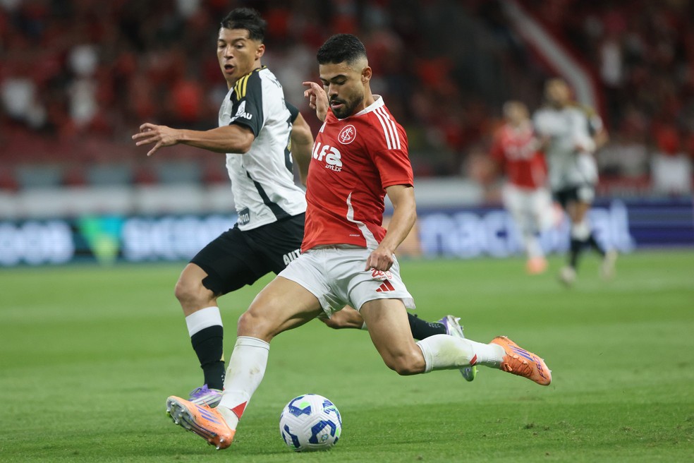 Tabata em ação durante Internacional x Atlético-MG