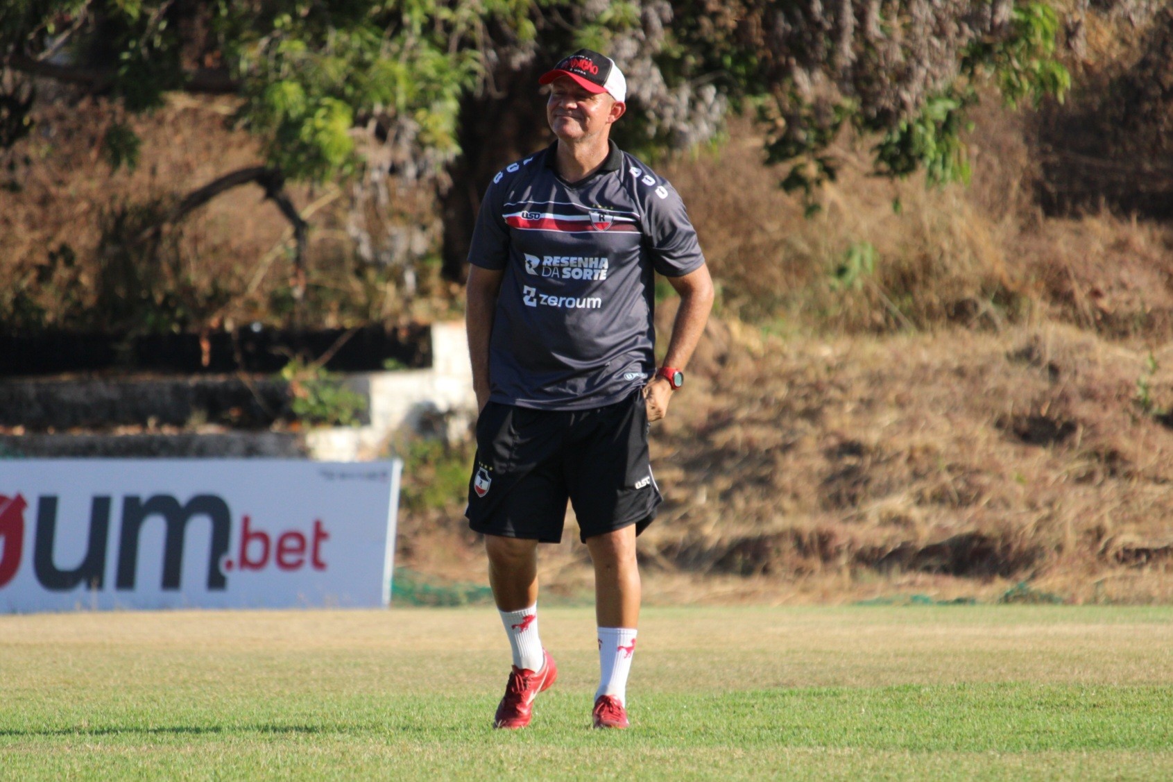 Treinador Marcinho Guerreiro durante entrevista com elenco do River-PI