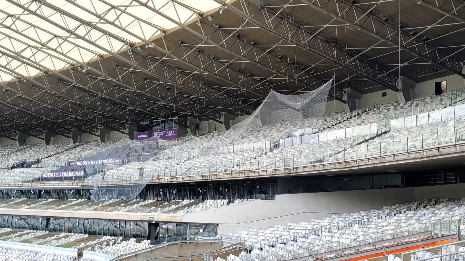 Mineirão instala rede de proteção no setor da torcida visitante; veja imagens