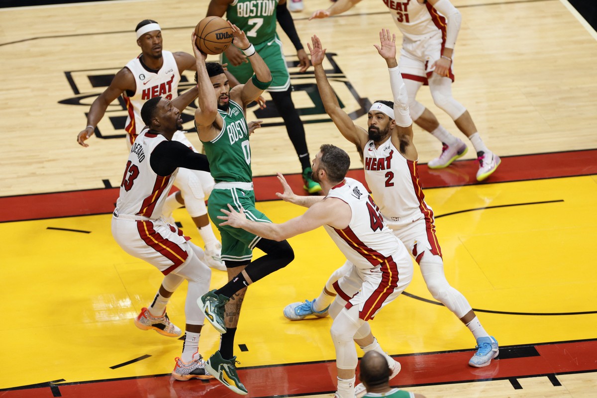 Em final eletrizante, Celtics vencem Heat e levam Conferência