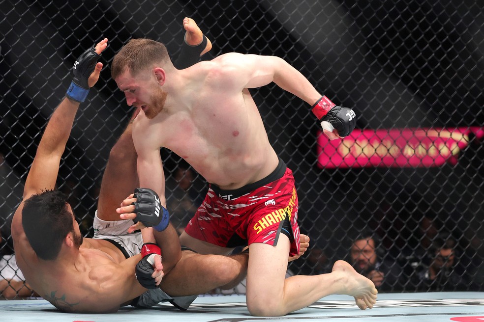 Edmen Shahbazyan nocauteia André Sergipano no UFC 320 — Foto: Sean M. Haffey/Getty Images