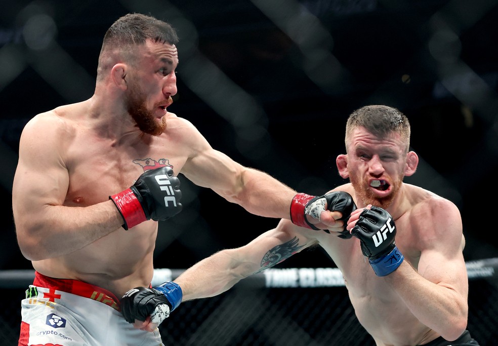 Merab Dvalishvili acerta bom golpe em Cory Sandhagen no UFC 320 — Foto: Sean M. Haffey/Getty Images