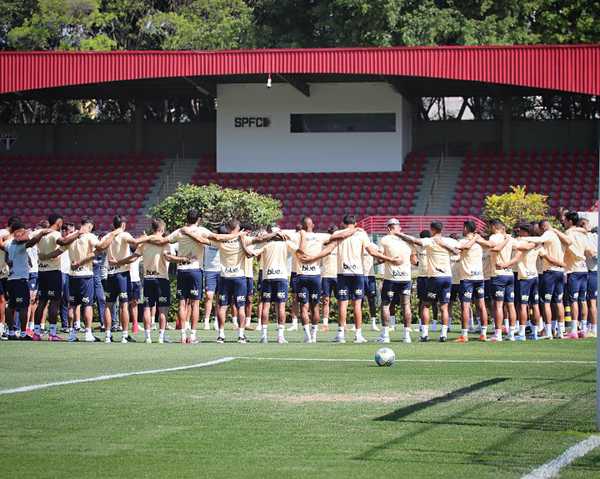 Elenco do São Paulo realiza prece pelo jogador do Nacional hospitalizado.