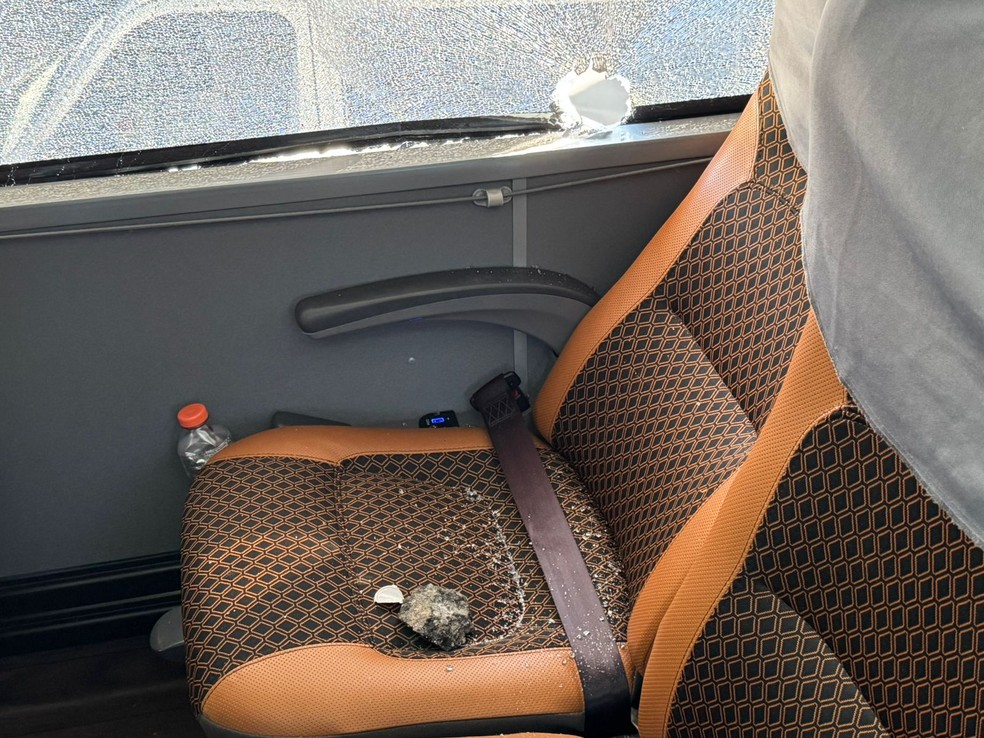Pedra que quebrou o vidro do ônibus do Corinthians em Salvador — Foto: Emilio Botta