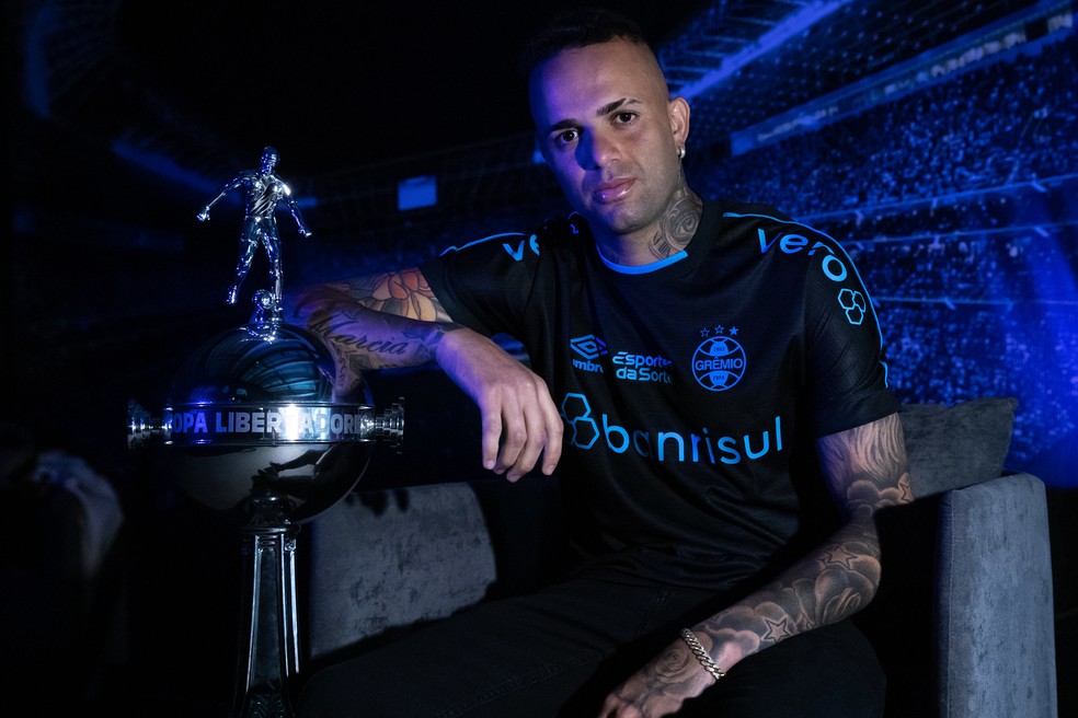 Grêmio lança camisa três na cor preta — Foto: Lucas Uebel/Divulgação Grêmio