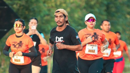 Homem que viralizou correndo embriagado e de chinelo foca no esporte para largar o alcoolismo - Isaque dos Santos tem 31 anos e estava vivendo em situação de rua antes da prova