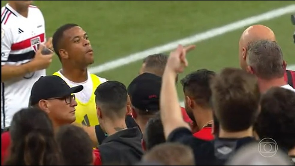 Caio Paulista, do São Paulo, discute com torcedores do Athletico — Foto: Reprodução