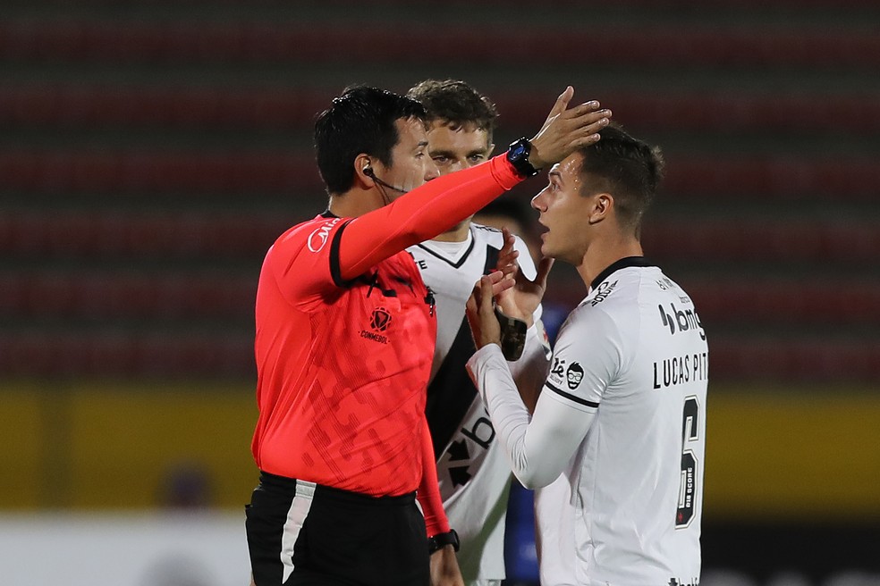 Piton é expulso e discute com o ábitro Kevin Ortega em Independiente del Valle x Vasco em Quito, no Equador — Foto: EFE/ José Jácome