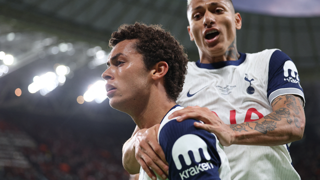 Johnson abre o placar para o Tottenham contra o Manchester United, na final da Europa League