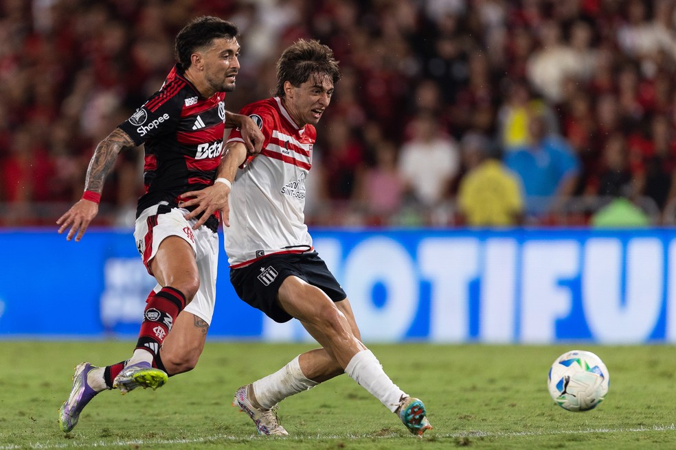 Arrascaeta e Róman Gómez em jogo pela Libertadores — Foto: Ruano Carneiro/Getty Images