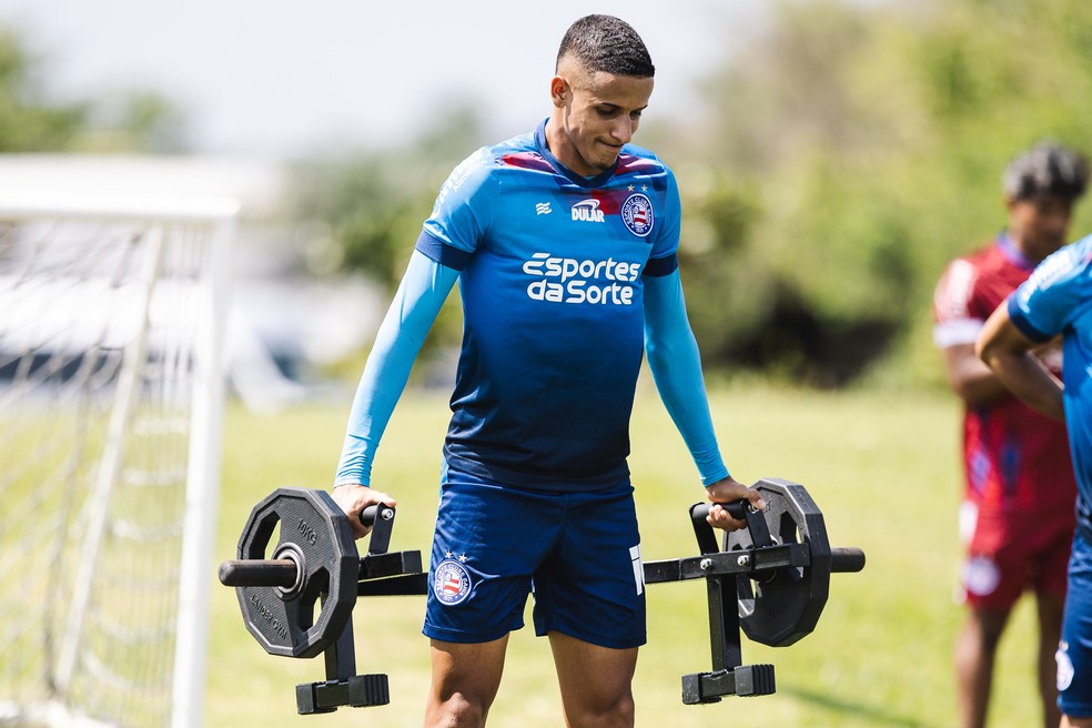 Luciano Juba em trabalho físico no campo da Cidade Tricolor — Foto: Letícia Martins / EC Bahia