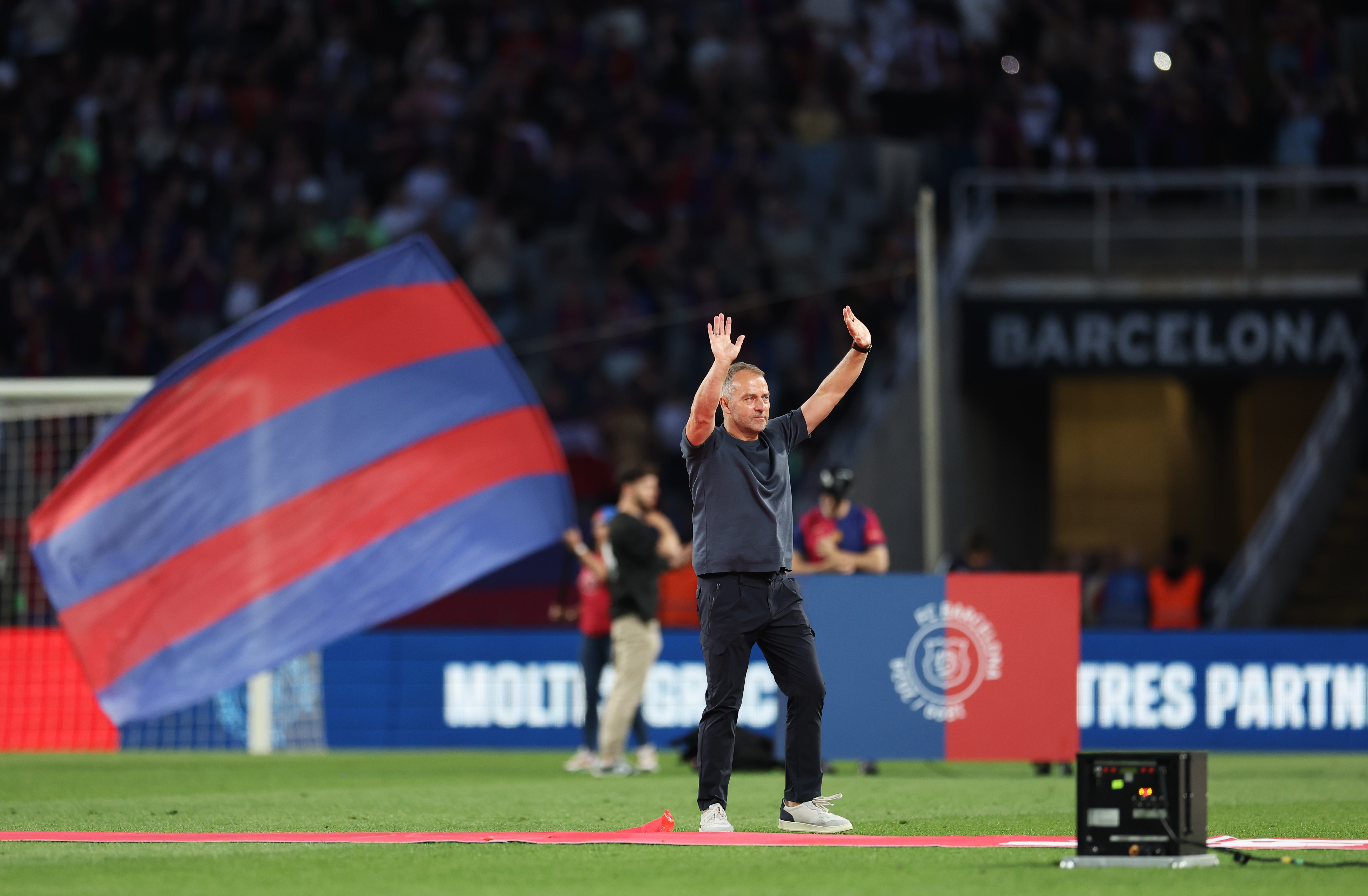 Barcelona renova com Hansi Flick até 2027