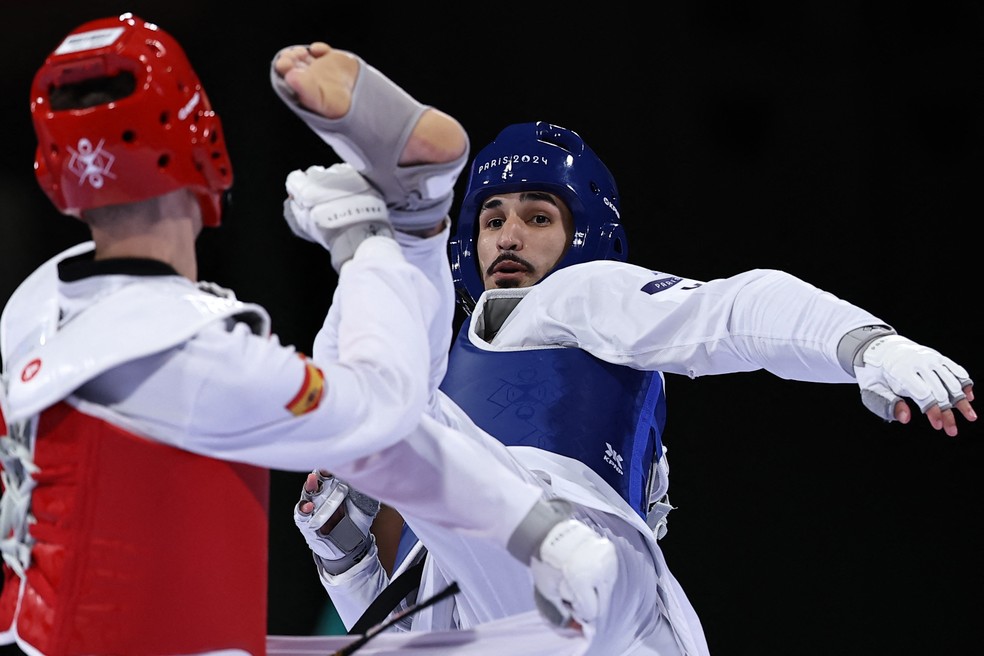 Edival Pontes, do Brasil, vence o espanhol Javier Perez Polo para levar medalha de bronze no taekwondo — Foto: REUTERS/Tingshu Wang