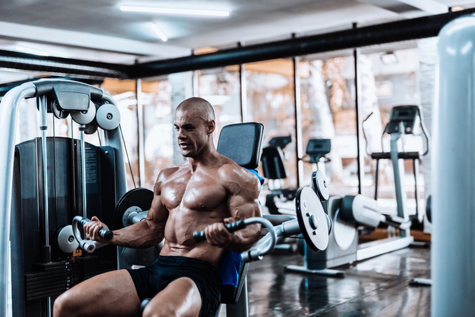 Drop-set para treino de bíceps, como fazer corretamente? - Treino