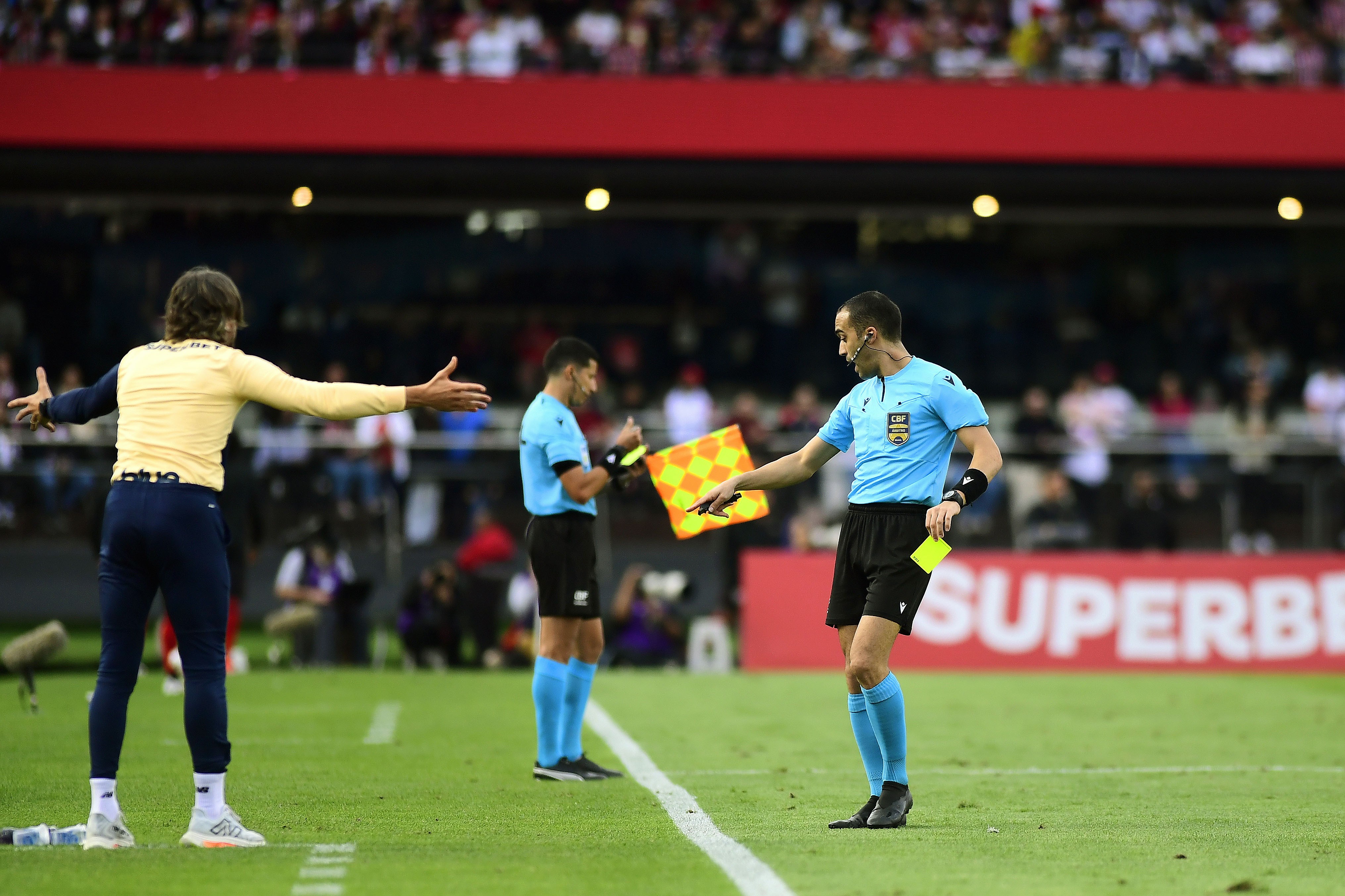 Zubeldía do São Paulo conta com ex-árbitro como consultor para atualizar regras