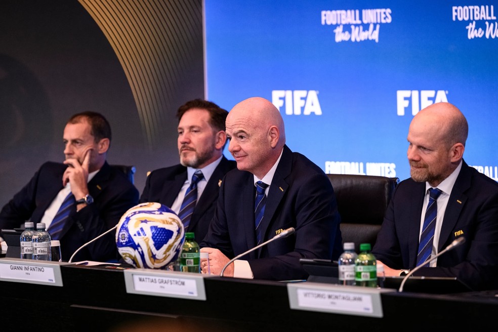 Reunião de dirigentes discutindo propostas da Fifa e da Conmebol