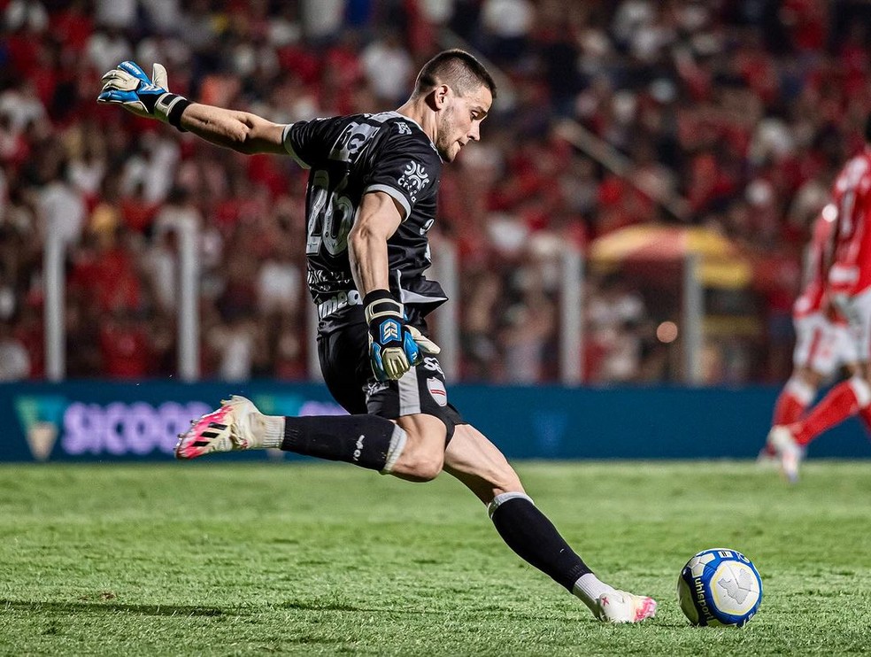 Dênis Júnior em ação pelo Vila Nova — Foto: Roberto Corrêa / Vila Nova F.C.