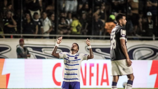Keny Arroyo comemora gol do Cruzeiro contra o Remo