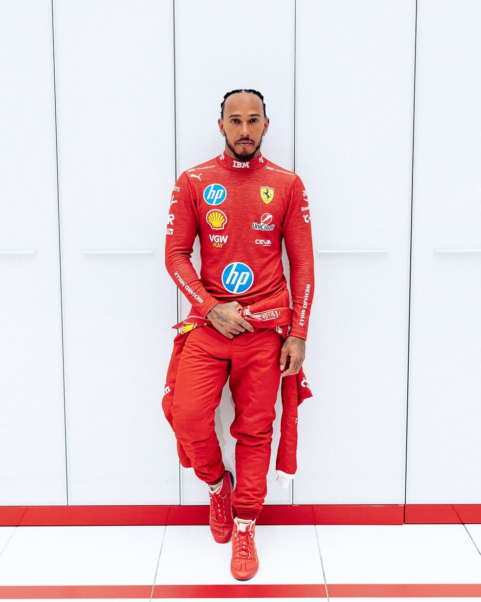 Lewis Hamilton aparece pela primeira vez com macacão da Ferrari — Foto: Reprodução/Redes sociais