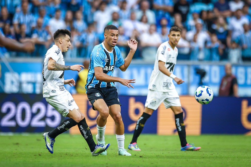 Alysson em vitória do Grêmio sobre o Santos — Foto: Lucas Uebel/Grêmio