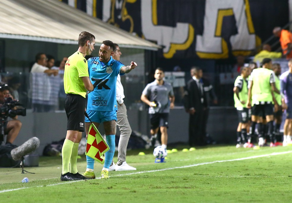 Neymar reclama com quarto árbitro após expulsão em Santos x Botafogo — Foto: Mauricio De Souza/AGIF