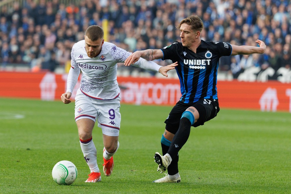 Lucas Beltran leva a Fiorentina ao ataque contra o Club Brugge  Foto: KURT DESPLENTER / AFP